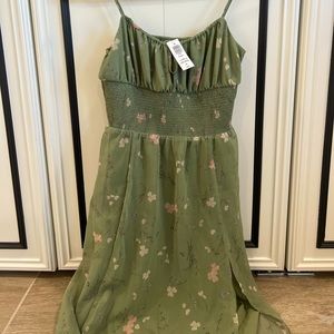 NWT! Aritzia demure dress in rare sage green floral